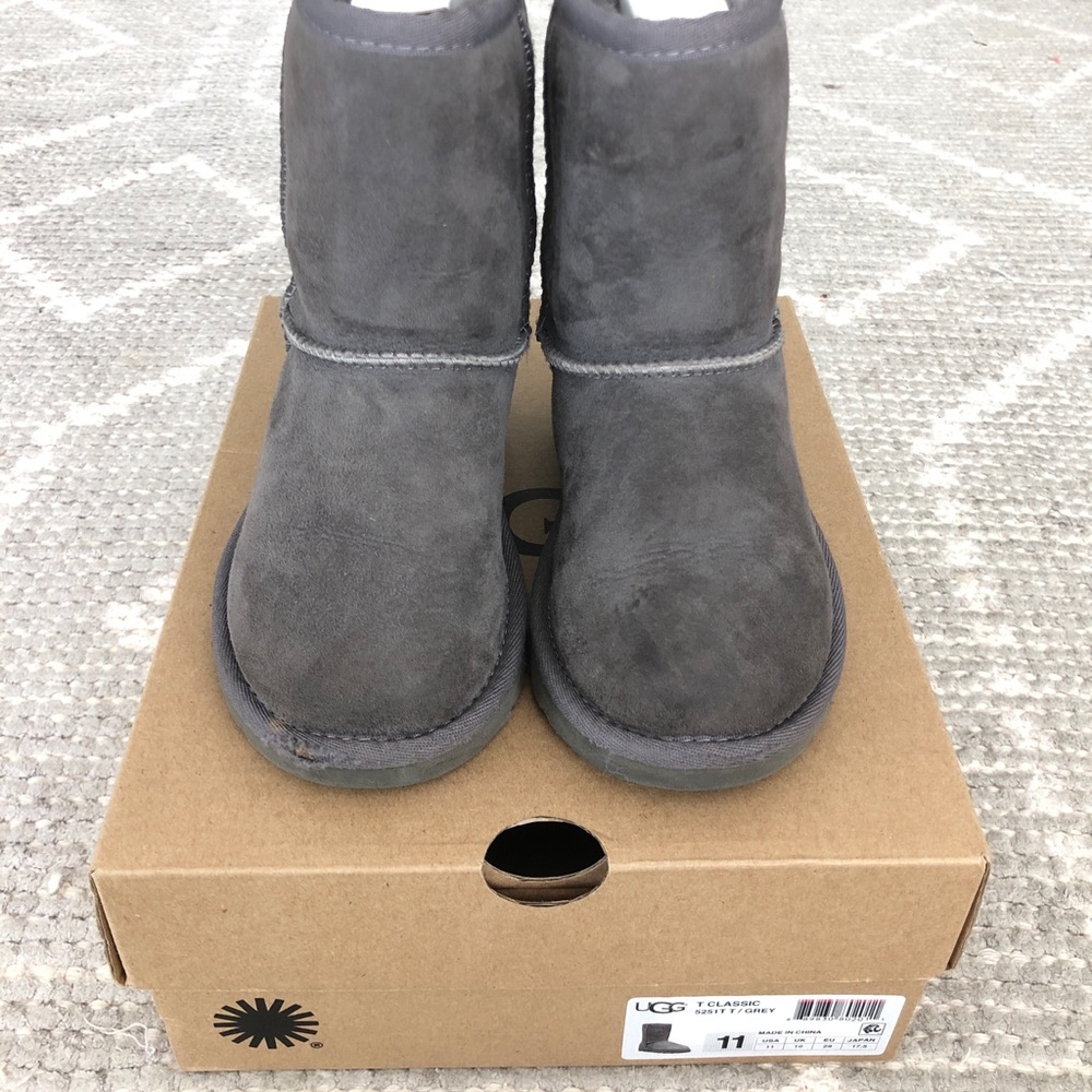 Ugg Classic Short II Water Resistant Genuine Shearling Kids Boot, Grey, Size 11